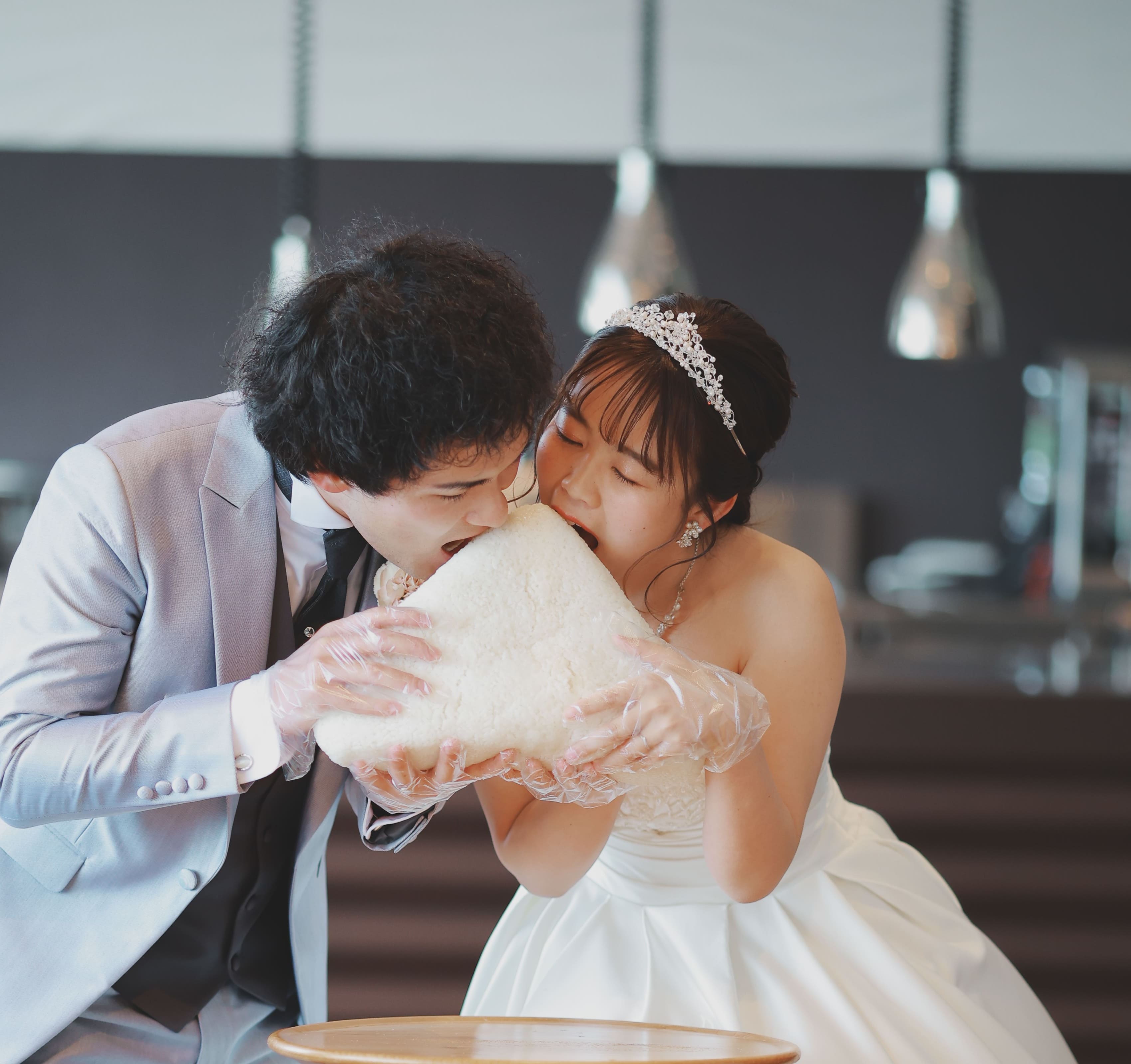 大きな大きなおにぎりバイト！ケーキ入刀＆ファーストバイトの代わりに、なんとおにぎり？！